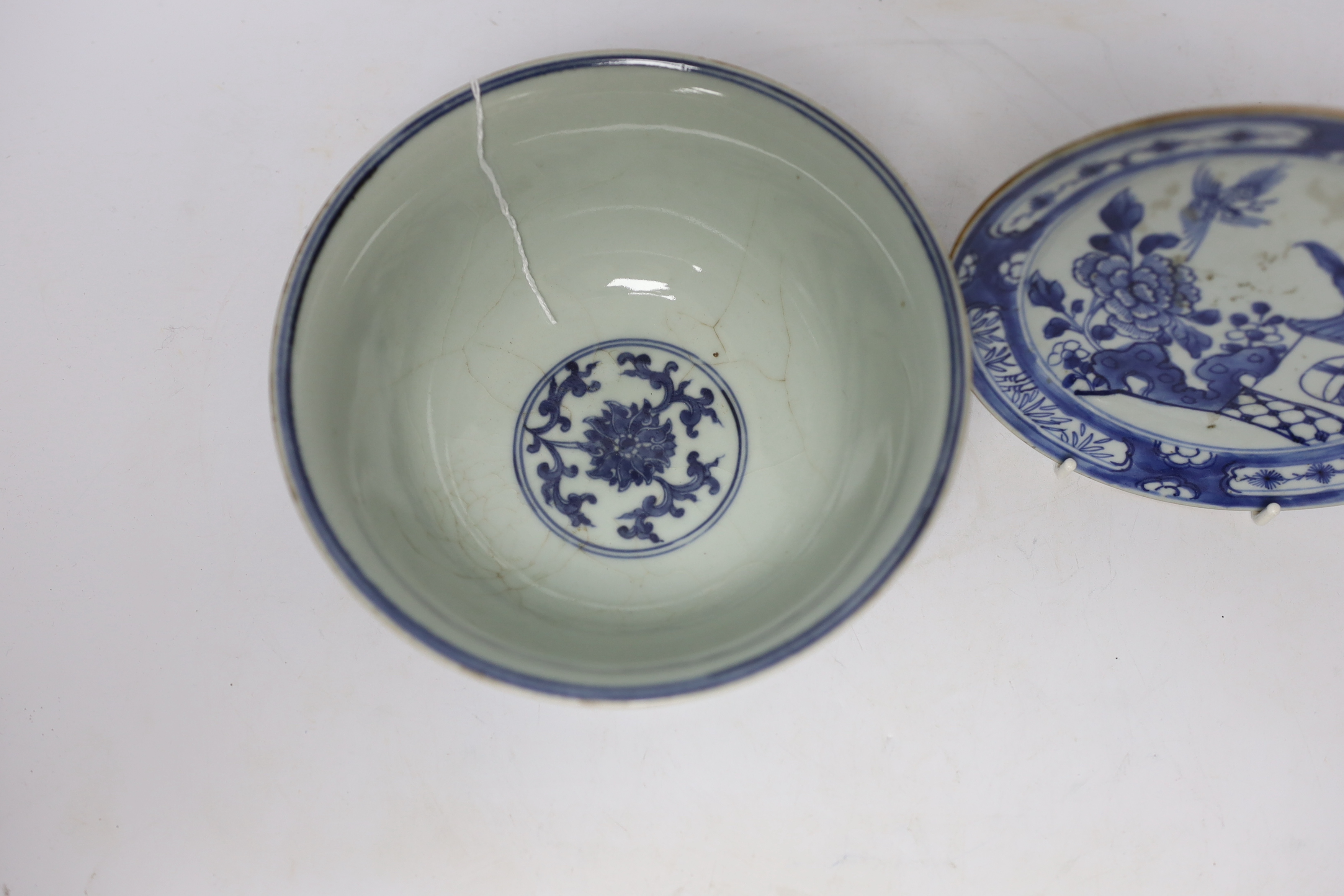 An 18th century Chinese blue and white dish together with a blue and white bowl, 19cm